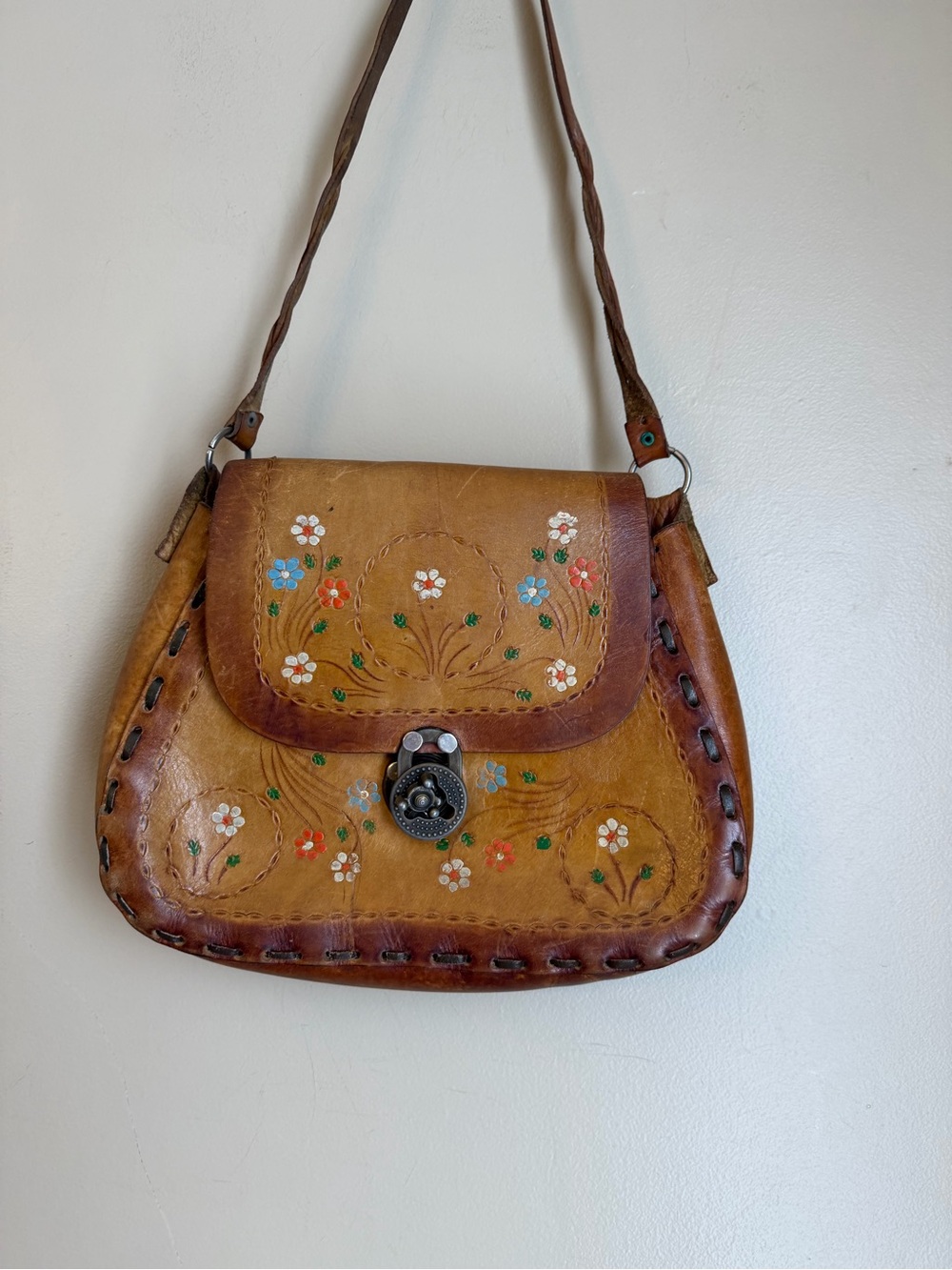 VTG Floral Hand Tooled Leather Saddle Shoulder Bag 70’s Purse Interesting Latch